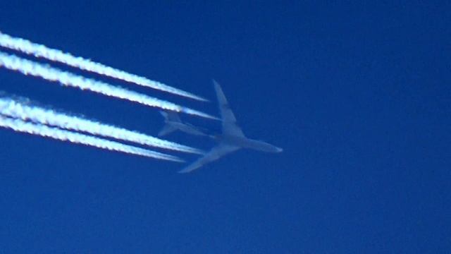 Boeing 747  с конденсационным следом