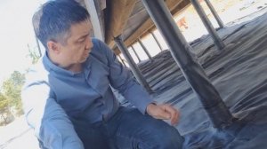 Красивый пруд с дорожкой над водой в парковой зоне. Без фильтрации воды