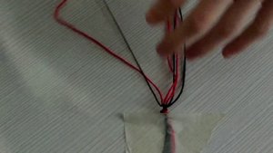 Простой способ плетения фенечки/красивая фенечка/жить, не тужить