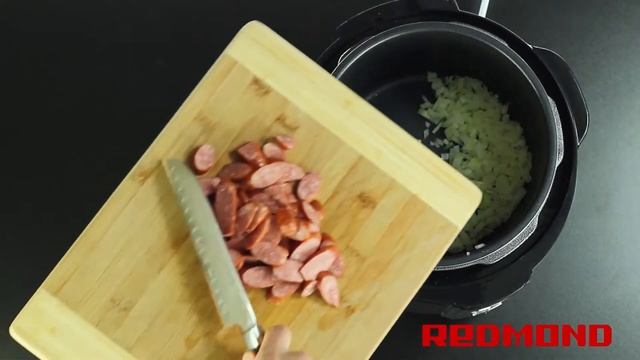 Мультиварка Redmond RMC M4504 Колбаски в сырном соусе смотреть онлайн