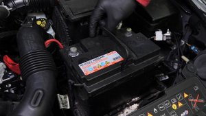 How to replace the car battery Captur 1 0.9 TCe ?