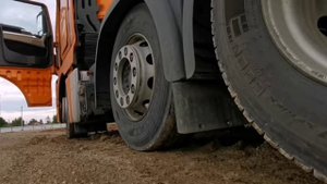 Как опускается и поднимается средняя ось (ленивец) MAN TGX