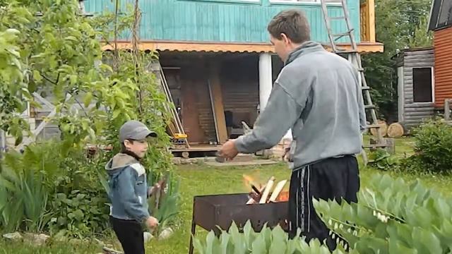 Готовим шашлык в саду :) смотреть онлайн