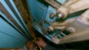 Гремят двери 2. Нерегулируемый привод дверей (без частотного преобразователя).