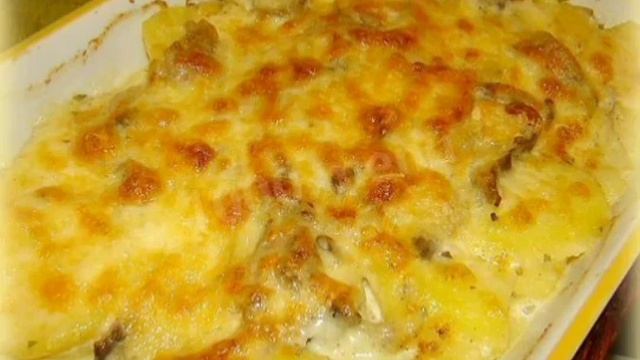 РЫБА С КАРТОФЕЛЕМ, ЗАПЕЧЁННАЯ В СМЕТАНЕ.