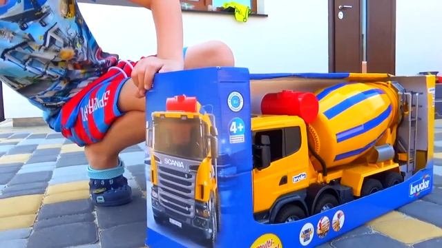 Бензовоз BRUDER и Бетоновоз едут машинкам на помощь Сборник про Машинки для детей смотреть онлайн