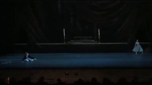 Нина Капцова и Артем Овчаренко в сцене трагической гибели Джульетты и Ромео