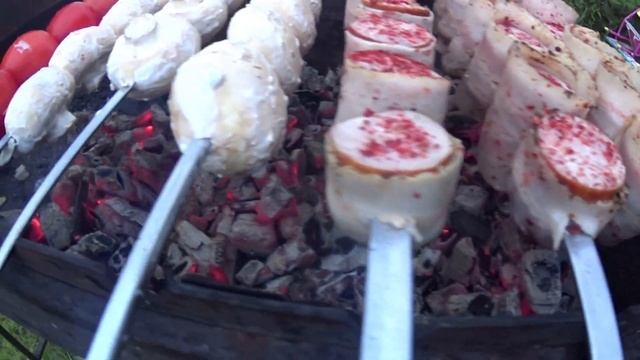 ШАШЛЫК любимый всей семьей! МЫ приготовили  ШАШЛЫК просто с колбасой!