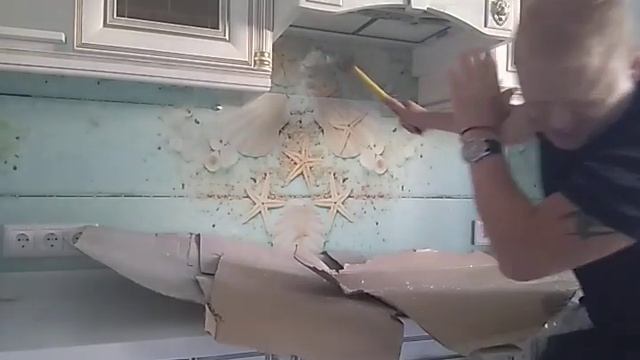 Разбиваем стекло СКИНАЛИ на кухне ??? смотреть онлайн
