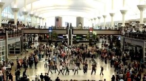 Динамичный танцевальный флешмоб в аэропорту США