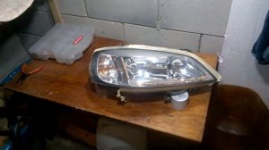 Исправляем помутневшую фару ЛАКОМ