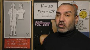 Черные пятна вокруг глаз.