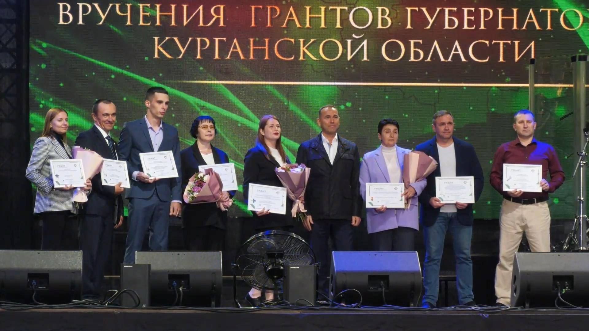 Гранты от Губернатора. Профессионалам Шадринска вручили награды смотреть онлайн