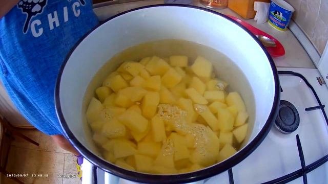 картофель с тушенкой