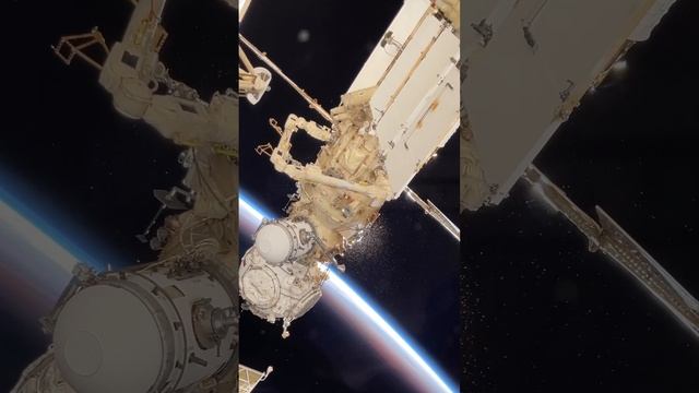 Красочные кадры с выхода в открытый космос космонавтов Олега Кононенко и Николая Чуба смотреть онлайн