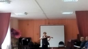 Композиция Старый клён на скрипке исполняет Васильев Гордей 10лет