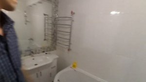 Ванная и туалет, плитка, сантехника. Ванна на блоках.