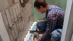 Процесс укладки маленькой плитки на стену. Как укладывать, клеить маленькую плитку на стену.