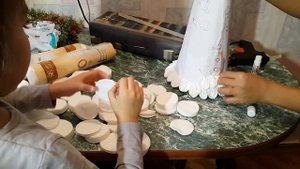 Поделка на Новый Год. Елка из Ватных дисков. Очень Красивая Елка