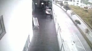 Парень выпрыгнул с 5-го этажа