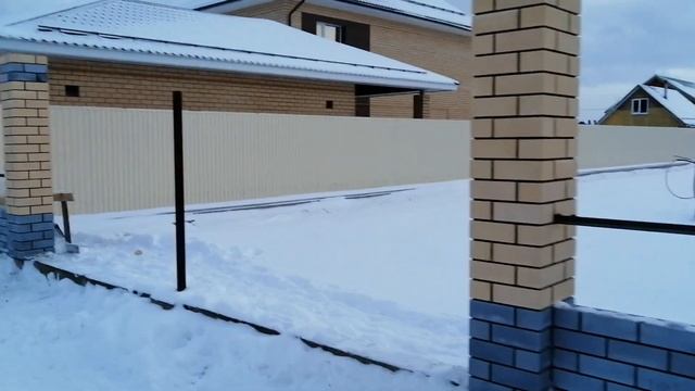 Кирпичный забор Киров, зимняя кладка. Brick fence.