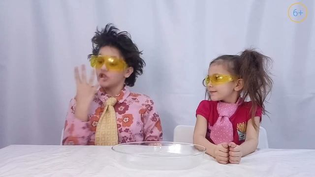 Как сделать ДЫРКУ В МЫЛЬНОМ ПУЗЫРЕ, чтобы он не лопнул? Не сразу но у ПРОФЕССОРА получилось! смотреть онлайн