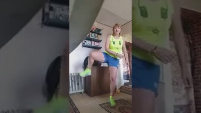 3-й комплекс упражнений.Подтягиваем мышцы бедра,икроножные мышцы.