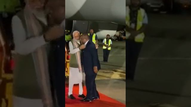 Премьер-министр Папуа Новой Гвинеи потрогал ногу своего индийского коллеги