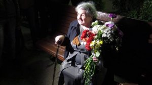 90-летняя бабушка-ветеран возле лагеря на Чистых прудах