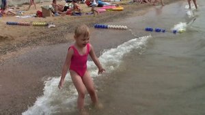 Наша Маша на море.Купается,играется с пупсом Ваней.Крым,Песчаное