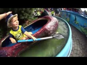 Мама играет с малышом в парке аттракционов с динозаврами. Гагарин Парк часть 1.