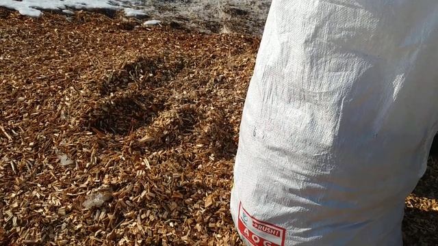 Щепа, опилки, кора -для мульчирования. смотреть онлайн