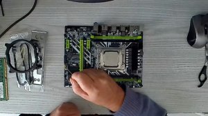 3. Сборка нового компьютера на QIYIDA X99:  Материнская плата с процессором и памятью.