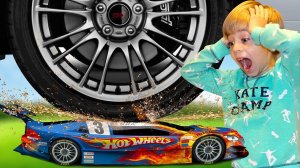 РАЗДАВИЛИ HOT WHEELS МАШИНОЙ! Выдержат 13 машинок ХОТ ВИЛС настоящий NISSAN? 33 Несчастья #4