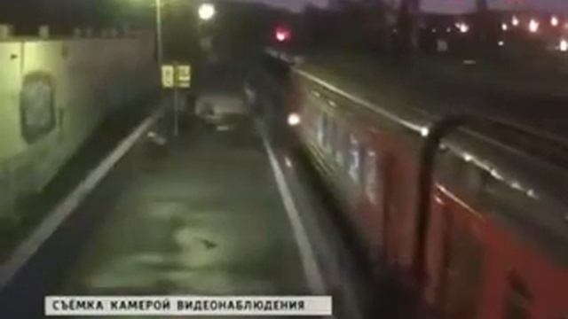 Москвичка проехала целую станцию в "объятьях" дверей электропоезда смотреть онлайн