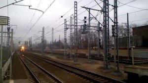Пассажирский поезд пролетает станцию Останкино