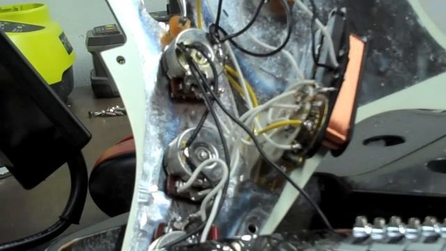 Upgrading a Fender Squier Strat: humbucker installation with a Seymour Duncan JB Jr. pickup смотреть онлайн