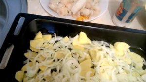 Филе трески с картофелем и луком,под майонезом