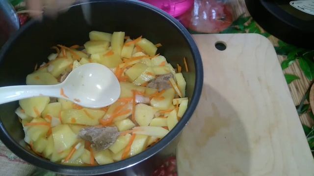 Рецепт тушеной картошки с мясом в мультиварке.