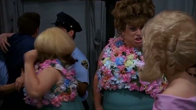 Hairspray (1988) - Is your daughter mulatto?! смотреть онлайн