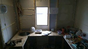 Переехал жить на плавучий дом.