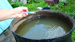 В летнюю жару добавляю в бочку с водой этот аптечный препарат.  Вода испаряется в 3 раза медленнее.