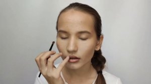 Как правильно красить губы ??