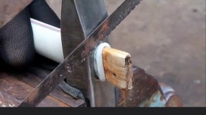 Удивительное применение молотка и пластиковой трубы. Смотреть Дальше... ?
