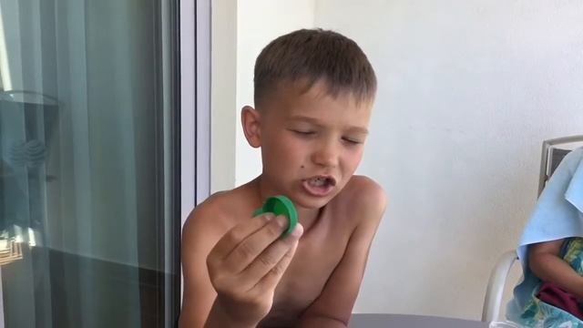 Песочные часы из подручных средств.
