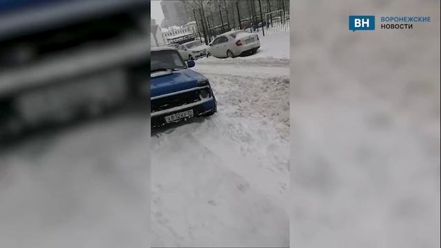 Машина скорой застряла в сугробе во дворе ЖК в Воронеже