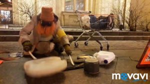 Питерский бомж играет на барабанах.  Уличные музыканты. Бомжы не без таланта.