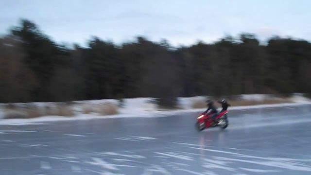 По льду на мотоцикле 140км.ч сзади пацан на коньках.  Ice on a motorcycle