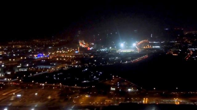 Вид на ночной Дубай с борта самолета во время взлета. АК Россия. смотреть онлайн