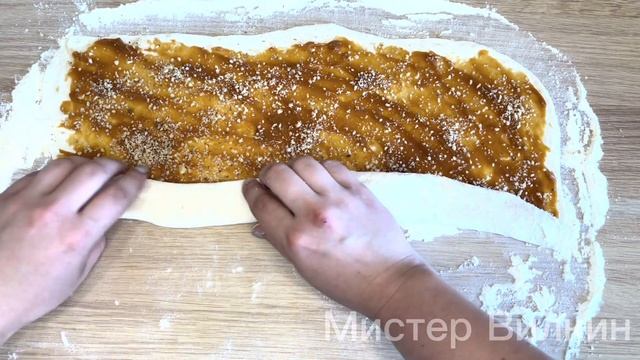 Булочки с вареной сгущенкой и орехом. Рецепт печеных булочек из слоеного теста с любимой начинкой.